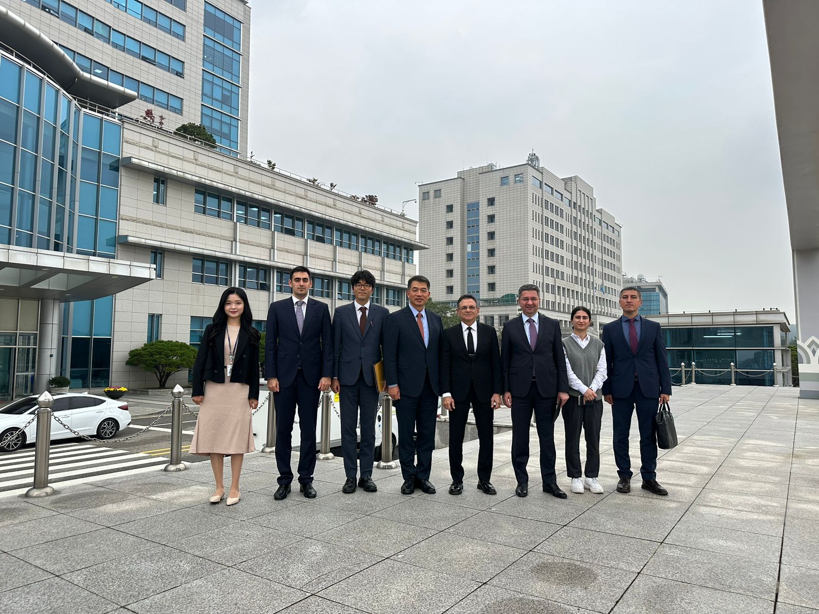 “SEOUL ADEX 2023” Beynəlxalq Aerokosmik və Müdafiə Sərgisi çərçivəsində Mədət Quliyev Koreya Respublikasının müdafiə nazirinin müavini Sung İl ilə görüşüb