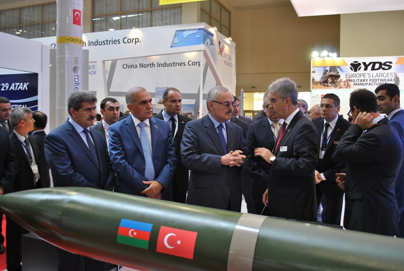 "ADEX-2014" sərgisini ziyarət edən  Azərbaycanın Baş naziri Artur Rasi-zadə Müdafiə Sənayesi Nazirliyinin stendlərində oldu